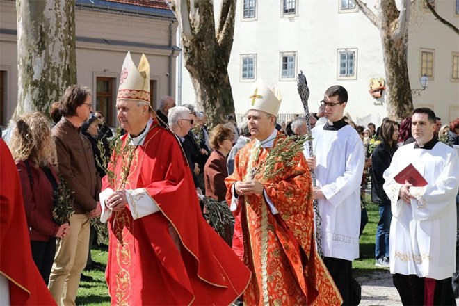 Biskup Radoš blagoslovio grančice i predslavio središnje euharistijsko slavlje u Varaždinskoj katedrali